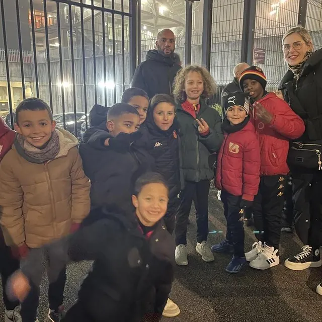 photo les petits chanceux qui ont été sélectionnés pour tenir la main des joueurs lors de leur entrée sur la pelouse.  ©  ouest-france