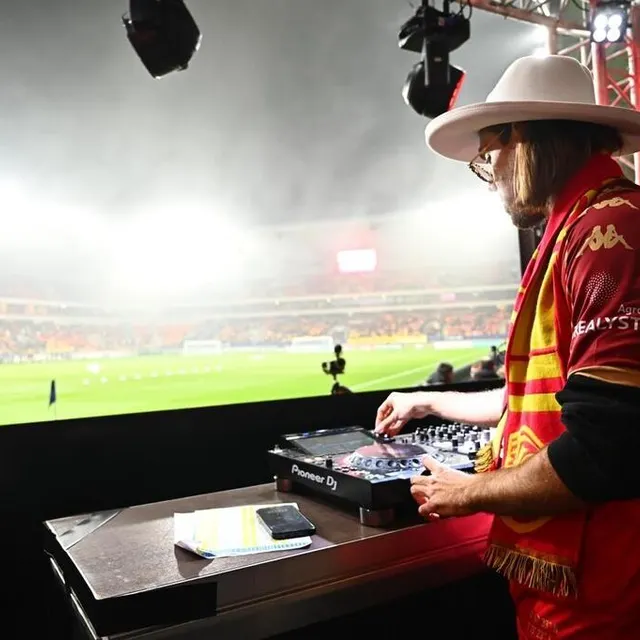 photo le dj yann muller était chargé de faire monter l’ambiance avant la rencontre.  ©  franck dubray / ouest france