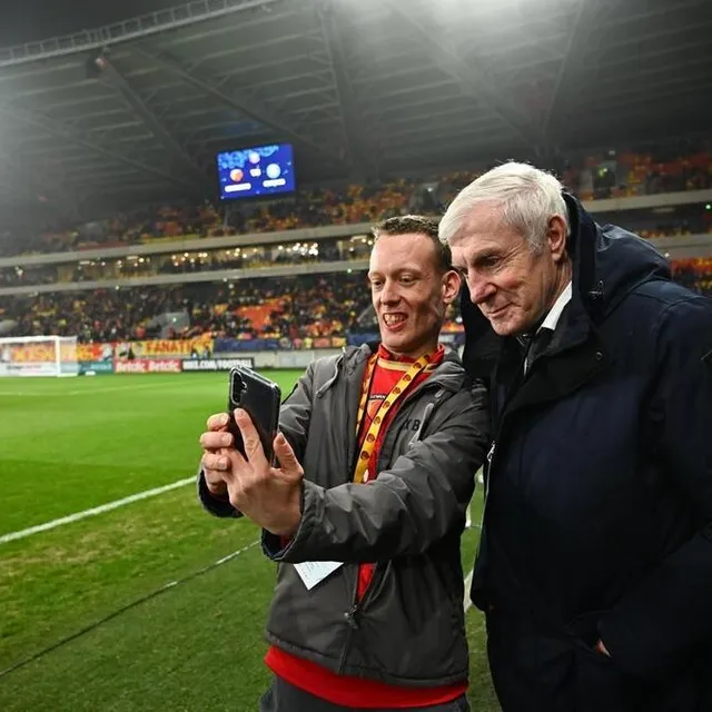 photo selfie au bord du terrain avec l’ancien footballeur luis fernandez.  ©  franck dubray / ouest france