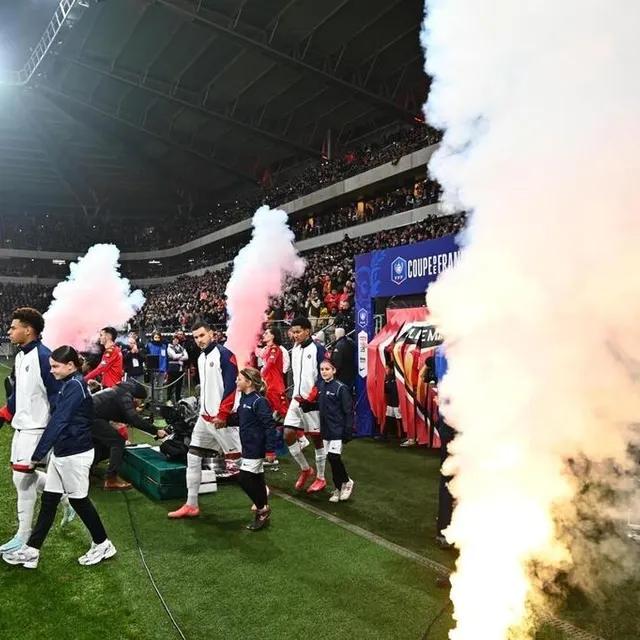 photo l’entrée des joueurs sur la pelouse du stade marie-marvingt.  ©  franck dubray / ouest france
