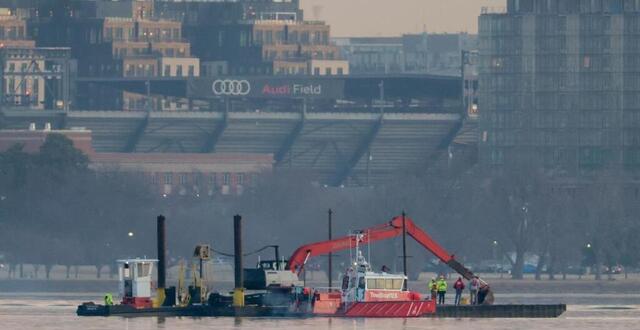 photo  une excavatrice est visible sur la rivière potomac pour les efforts de récupération après l'accident d'american airlines le 3 février 2025 à arlington, en virginie.  ©  kayla bartkowski | afp 