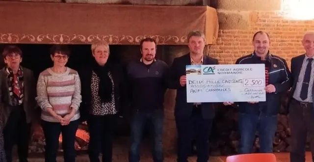 photo  c’est au château que les représentants de la caisse régionale du crédit agricole ont remis un chèque de 2 500 € à l’association anim’carrouges qui servira à l’achat de tables et chaises pour toutes les associations locales.  &copy;  ouest-france 