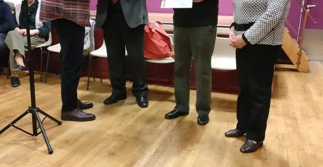 photo  claude hertereau, ici avec un dîplome en mains, a été distingué lors de la cérémonie.  &copy;  le maine libre 