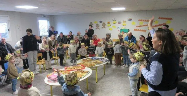 photo  une cinquantaine de grands-parents ont partagé la galette des rois avec leurs petits-enfants, samedi.  &copy;  co 