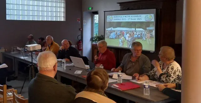 photo  jacky bouton, au centre, accompagné de son bureau lors de l’assemblée générale de l’association.  &copy;  le maine libre 