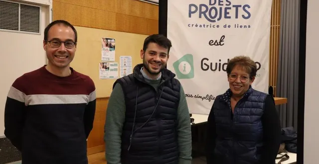 photo  de gauche à droite, antoine blot, conseiller numérique, andréas chryssopoulos-boudet, adjoint de direction, et malika suhard, référente guid’asso.  &copy;  le maine libre 