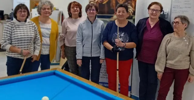 photo  le vendredi de 10 h 30 à 12 heures, ces nouvelles pratiquantes ont un cours de billard avec franck, un bénévole du club.  &copy;  le maine libre 