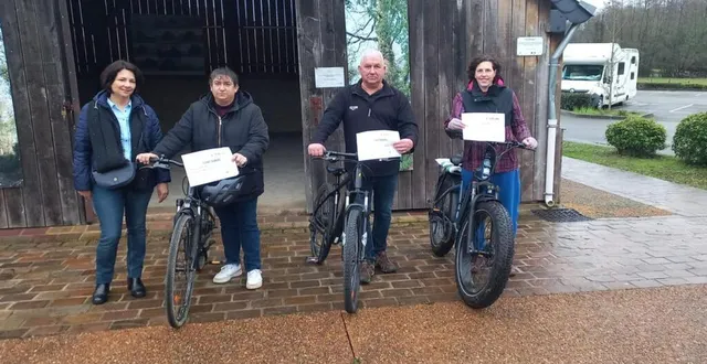 photo  samedi, la municipalité a remis de manière symbolique quatre chèques de 100 € aux nouveaux possesseurs d’un vélo électrique.  &copy;  ouest-france 