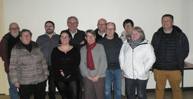 photo  les membres du comité de jumelage sont toujours en contact téléphonique avec leurs amis anglais.  &copy;  ouest-france 