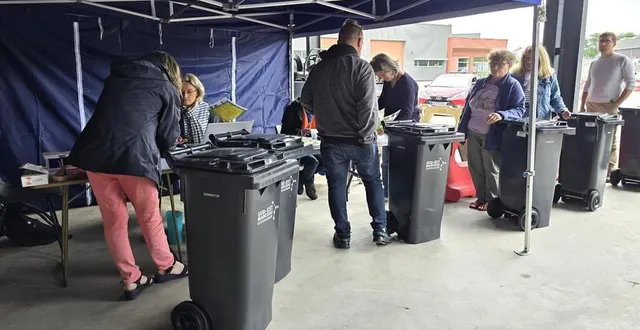 photo  la distribution de bacs d’ordures ménagères et de composteurs reprend au sud-est manceau  &copy;  ouest-france 