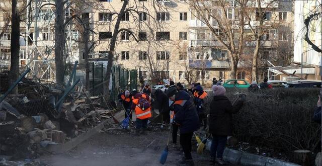 photo  à izium, en ukraine, le 4 février 2025, des employés municipaux et des citoyens nettoient les rues des décombres après une frappe de missile balistique russe à izium, dans la région de kharkiv, dans le nord-est de l'ukraine.  ©  viacheslav madiievskyi | afp 