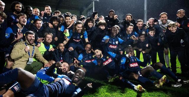 photo  le stade briochin (national 2) célèbre après leur victoire (2-1) contre le fc annecy (ligue 2) en 16e de finale de la coupe de france le 15 janvier 2025 au stade fred-aubert à saint-brieuc (côtes-d’armor).  ©  kévin guyot / ouest-france 