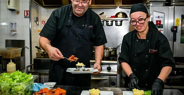 photo  david smith, le patron du bistrot de l’abbaye à tuffé-val-de-la-chéronne ici avec sa cuisinière léa marchand, cartonne dans le centre-bourg. il est candidat à la reprise du chalet du lac.  &copy;  le maine libre – yvon loué 