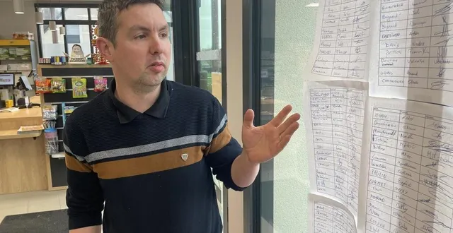 photo  « nous avons plus de 300 signatures. et on espère attendre les 500. » sébastien evrard, le gérant du sitis de la meignanne, montre la pétition où plus de places de stationnement sont demandées dans le projet de rénovation de centre-bourg.  &copy;  ouest-france 