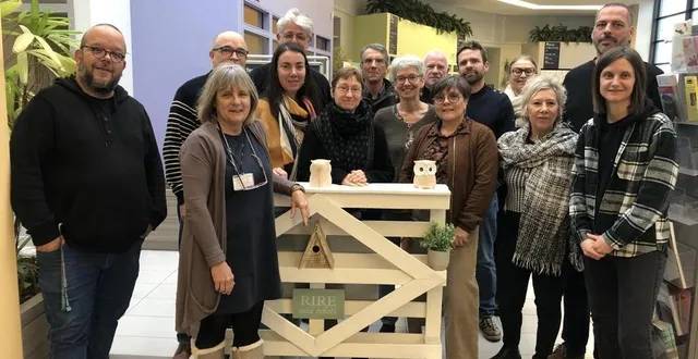photo  angers, cité des associations, le 29 janvier 2025. les acteurs du réseau guid’asso de l’agglomération angevine accompagnés de carole fourreau (au premier plan, en troisième position à partir à la droite), secrétaire de l’association « un merveilleux sourire » basée à briollay.  &copy;  co 