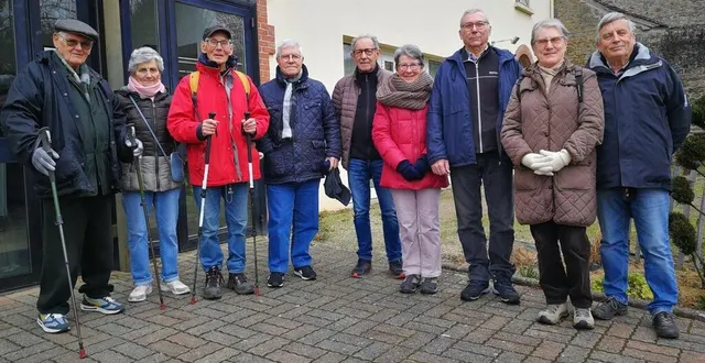 photo  les marcheurs dont bernard lanoe à gauche, prêts à partir !  &copy;  ouest-france 