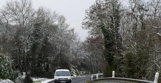 photo  la neige pourrait faire son (timide) retour en maine-et-loire vendredi 7 février. le verglas devrait aussi rendre les chaussées glissantes samedi matin 8 février.  &copy;  archives co - josselin clair 