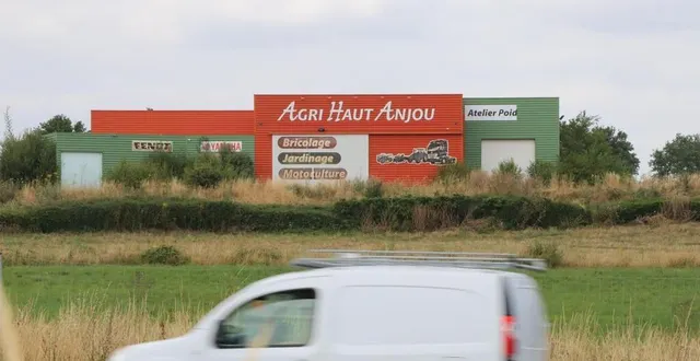 photo  après une première vente non concrétisée avec une entreprise, anjou bleu communauté a trouvé un nouvel acquéreur pour l’ancien bâtiment d’agri haut-anjou situé dans la zone du bois ii, en bordure de la 2x2 voies angers-rennes.  &copy;  archives ouest-france 