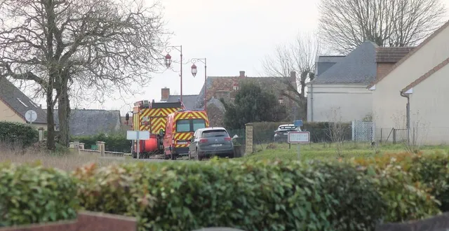 photo  plusieurs véhicules de secours stationnés dans la rue de la forge, à l’entrée est du village de fontenay-sur-vègre (sarthe), où sont intervenues les forces de l’ordre ce mercredi 5 février 2025.  &copy;  ouest-france 