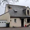 photo la maison est inhabitable car les pompiers ont dû percer le toit pour intervenir.