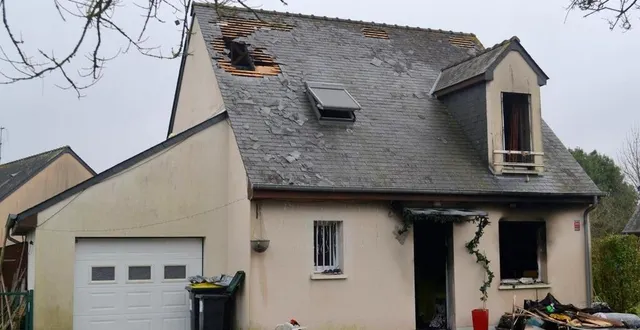 photo  la maison est inhabitable car les pompiers ont dû percer le toit pour intervenir.  &copy;  le maine libre 