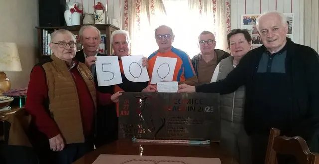 photo  les organisateurs du comice agricole ont remis un chèque de 500 € à la ligue contre le cancer.  &copy;  ouest-france 