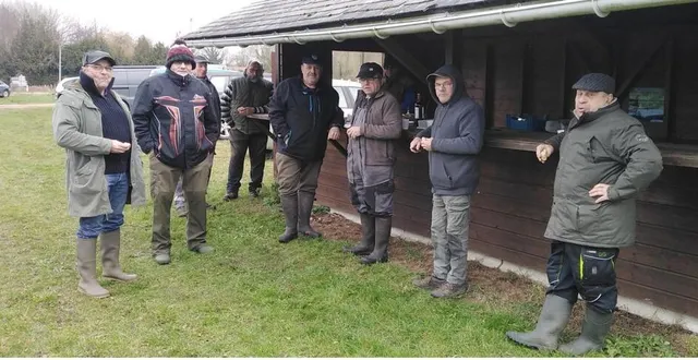 photo  débroussaillage, ramassage des déchets : samedi, des bénévoles de l’association de pêche (aappma) ont nettoyé l’étang de la gare à vaas.  &copy;  le maine libre 