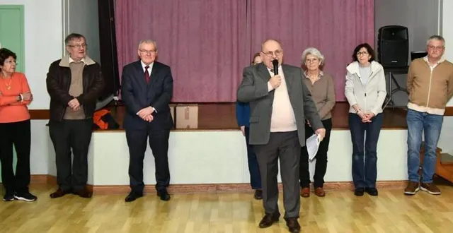 photo  eric barbier, au centre, avec le conseil et les élus du territoire.  &copy;  le maine libre 