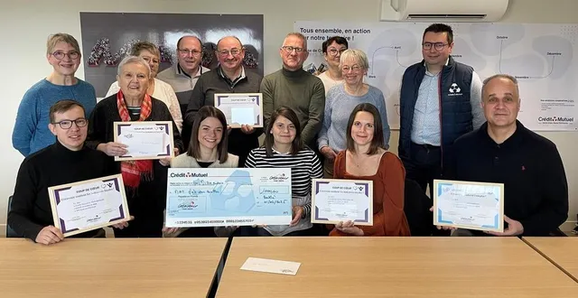 photo  les récipiendaires des aides créavenir et les représentants de la caisse locale du crédit mutuel, réunis samedi 1er février 2025, au siège de la banque, à sablé-sur-sarthe.  &copy;  ouest-france 