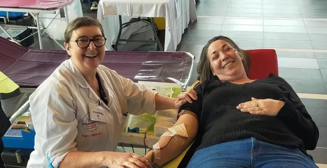 photo  anne-sophie, 39 ans, donne son sang pour la deuxième fois, grâce à l’infirmière chantal, venue de chartes pour participer aux 24 heures du don du sang, ce mercredi 5 février 2025.  &copy;  ouest-france 