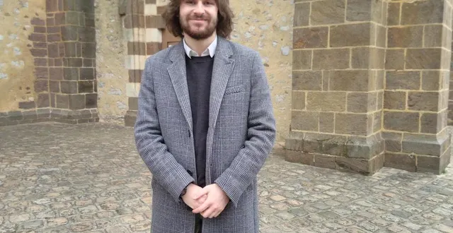 photo  quentin boisnay devant l’église notre dame de fresnay-sur-sarthe.  &copy;  le maine libre 