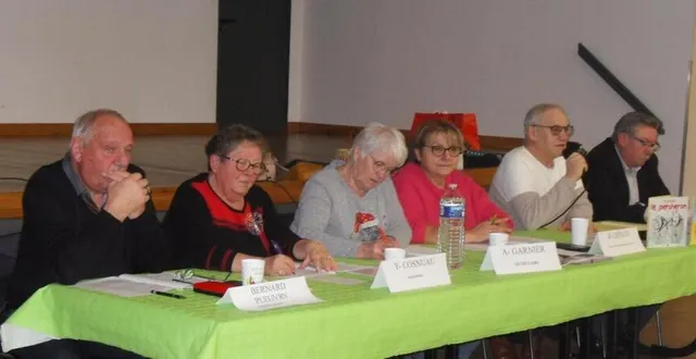 photo  lors des débats, le bureau et jean-luc suhard.  &copy;  le maine libre 