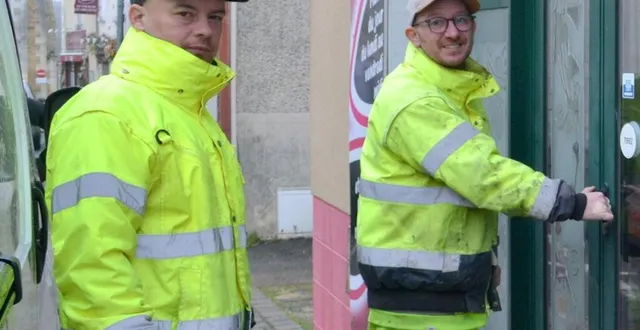 photo  agents municipaux, romain et tony procèdent à un tri avant la démolition de l’ancien restaurant.  &copy;  le maine libre 