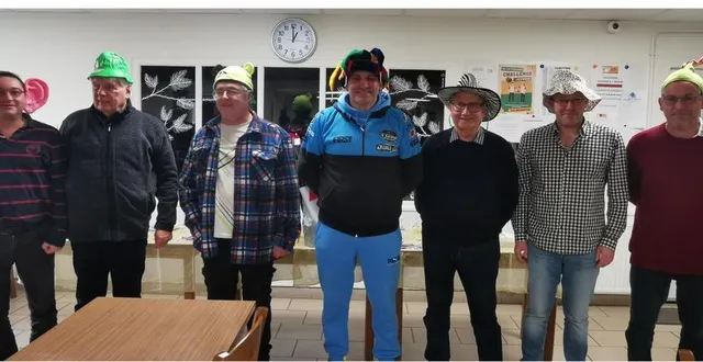 photo  la finale du carnaval s’est déroulée samedi 1er février. 18 équipes composées aléatoirement se sont rencontrées durant le mois de janvier. le duo daniel véron – thierry hamelin a battu celui de georges meffray – laurent dupuy (12-11). claude daviau et bernard desrues sont troisièmes. l’équipe féminine de sylvette kipper et édith huzeau est quatrième. la finale du challenge communal des jeunes se déroulera le dimanche 9 février à 15 h à la société le loiron et le challenge « un homme – une femme » débutera le 14 février.les inscriptions sont ouvertes à la société.  &copy;  co 