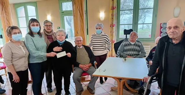 photo  pierrette brebion, présidente de l’association opération bouchons 72, a remis un chèque de 400 € à christine denis, présidente de l’amicale du passe-temps d’auvers-le-hamon.  &copy;  ouest-france 