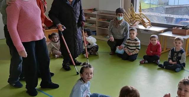 photo  des résidentes des closerons en visite dans la classe des maternelles à la clef des chants.  &copy;  co 