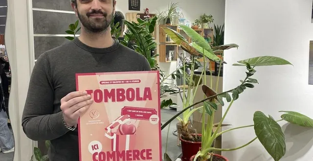 photo  vincent lorre, président des vitrines de sablé, présente l’affiche des commerçants participant à la tombola.  &copy;  le maine libre 