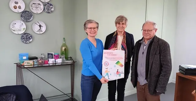 photo  stéphanie hervieu de l’aura, geneviève stall, maire de verrières et jean-pierre mignot, maire délégué de pellouailles-les-vignes.  &copy;  ouest-france 
