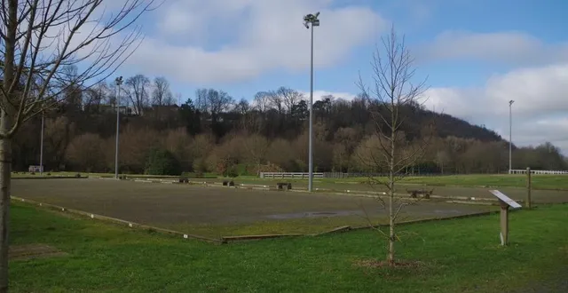 photo  deux ombrières avec panneaux photovoltaïques seront installées sur la moitié des terrains de pétanque, à proximité du local du club.   &copy;  le maine libre 