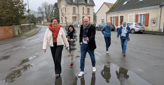 photo  plusieurs élus se sont prêtés au jeu et sont partis à la recherche d’une cache.  &copy;  sud est manceau 