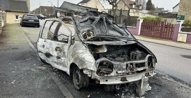 photo  la voiture était stationnée dans la rue principale, à damigny.  &copy;  ouest-france 
