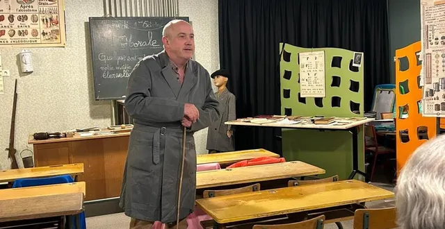 photo  instituteur et collectionneur passionné, thierry leroyer fait la classe comme au siècle dernier. ses interventions sont très demandées et son musée itinérant tourne dans toute la sarthe.  &copy;  ouest-france 