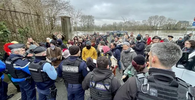photo  chalonnes-sur-loire, le 1er février 2025. une soixantaine de manifestants s’étaient rassemblés contre la présence du stand des blancs de l’ouest sur le marché de chalonnes-sur-loire.  &copy;  co 
