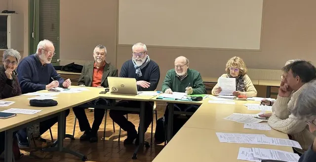photo  de gauche à droite : florence patrigeon, qui ne fait pas partie du bureau ; alain le provòt, secrétaire démissionnaire ; philippe rausch, vice-président, chargé de la programmation ; jean-luc patrigeon, président ; alain rouel-brax, trésorier ; suzanne jamelot, vice-présidente, chargée de la communication.  &copy;  ouest-france 