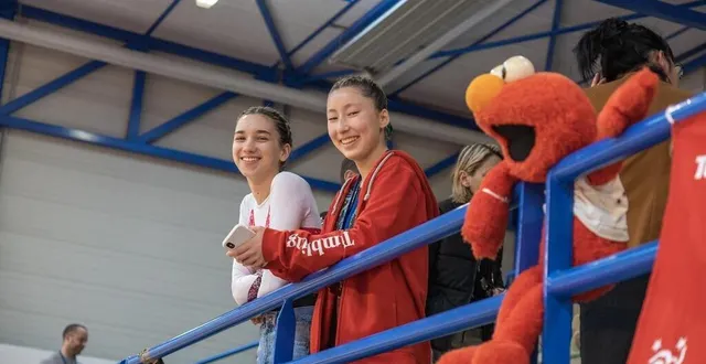 photo  akhalyna huet et constance louvel représenteront le club acro sarthe en catégorie nationale 17 ans et +.  &copy;  ouest-france 