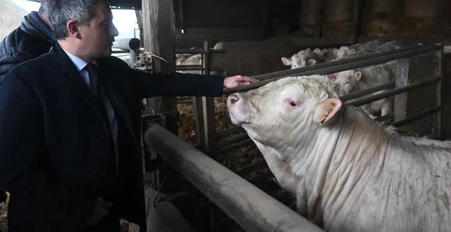 photo  gérald darmanin est au grand-lucé.  &copy;  le maine libre - denis lambert 
