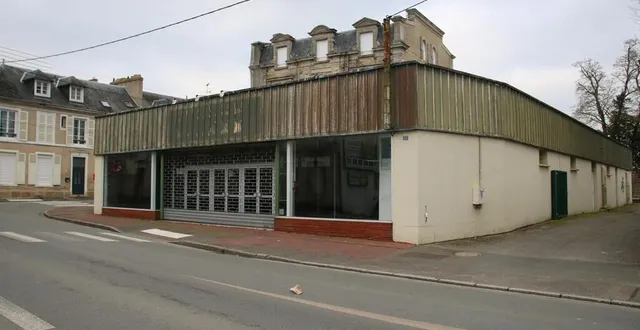 photo  le bâtiment de l’ancien commerce texti, sera démoli pour laisser place à un parc urbain devant la maison de maître.  &copy;  ouest-france 