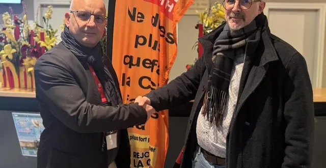 photo  la poignée de main de passation entre christophe fontanié et fabrice garnier, nouveau secrétaire général de la cgt en sarthe.  &copy;  ouest-france 