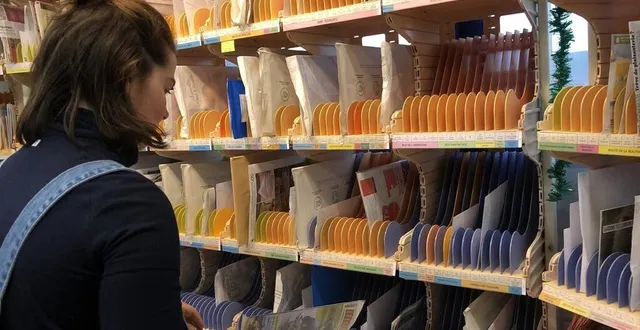 photo  dans le centre de tri de la poste, à vire normandie (calvados), léonie desmortreux range chaque lettre à l'adresse correspondante dans les casiers oranges et bleus devant elle, mercredi 22 janvier 2025.  &copy;  ouest-france 