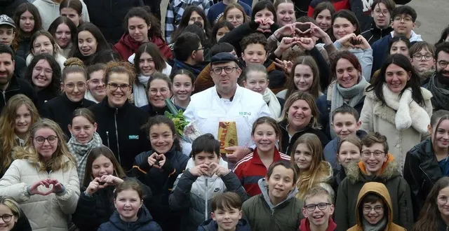 photo  gwenaël au milieu des élèves et de ses collègues avant le départ pour son nouvel établissement  &copy;  le maine libre 
